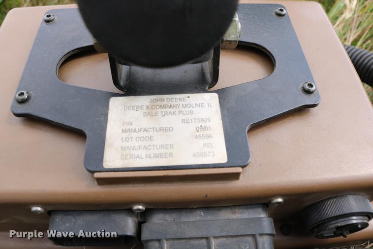 image for item DB9377 2001 John Deere 567 round baler