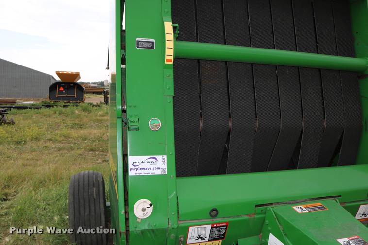 image for item DB9377 2001 John Deere 567 round baler