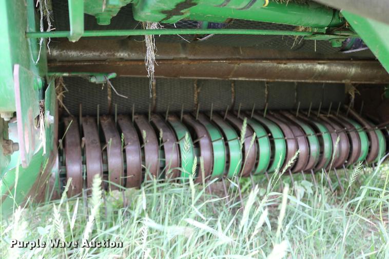 image for item DB9377 2001 John Deere 567 round baler
