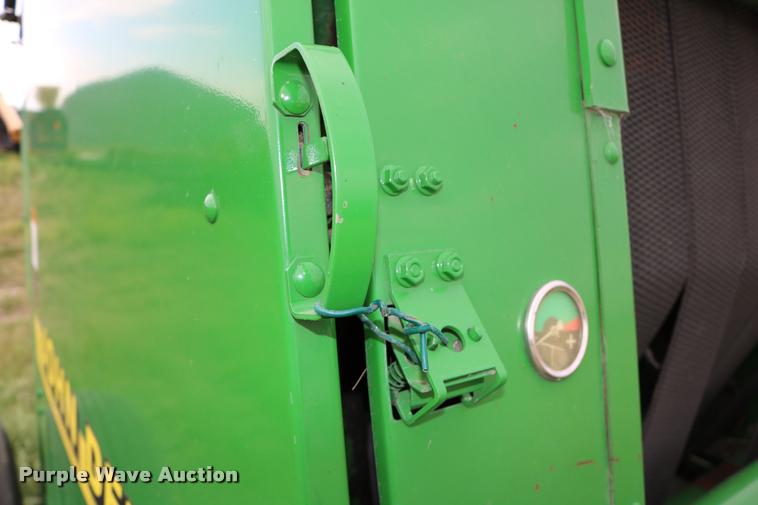 image for item DB9377 2001 John Deere 567 round baler