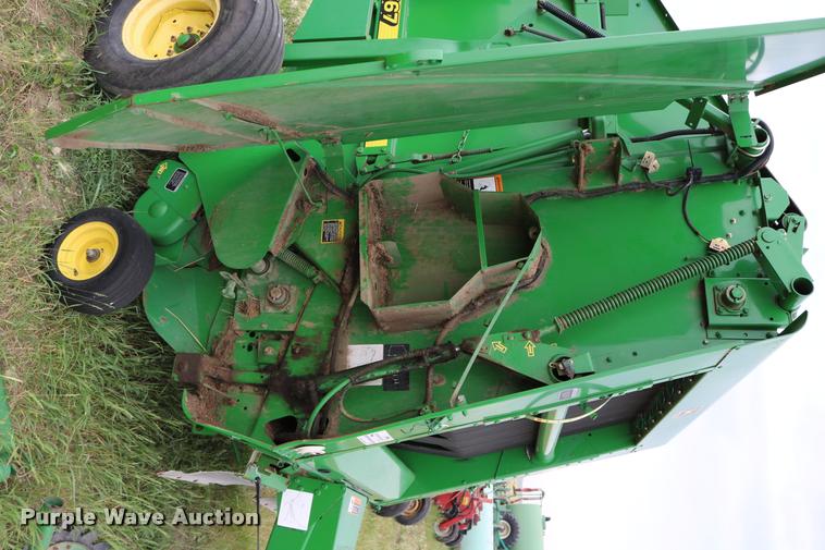 image for item DB9377 2001 John Deere 567 round baler