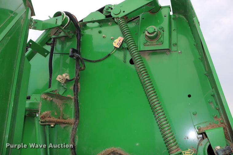 image for item DB9377 2001 John Deere 567 round baler