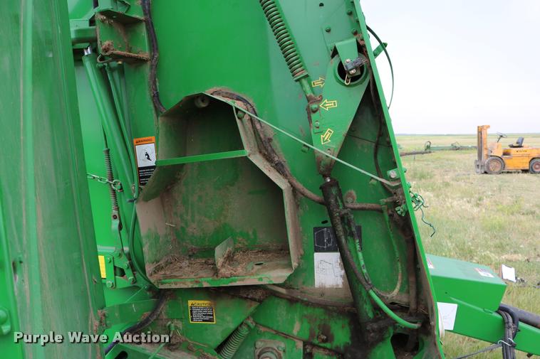 image for item DB9377 2001 John Deere 567 round baler