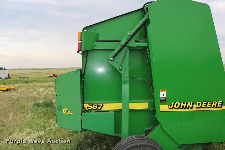 image for item DB9377 2001 John Deere 567 round baler