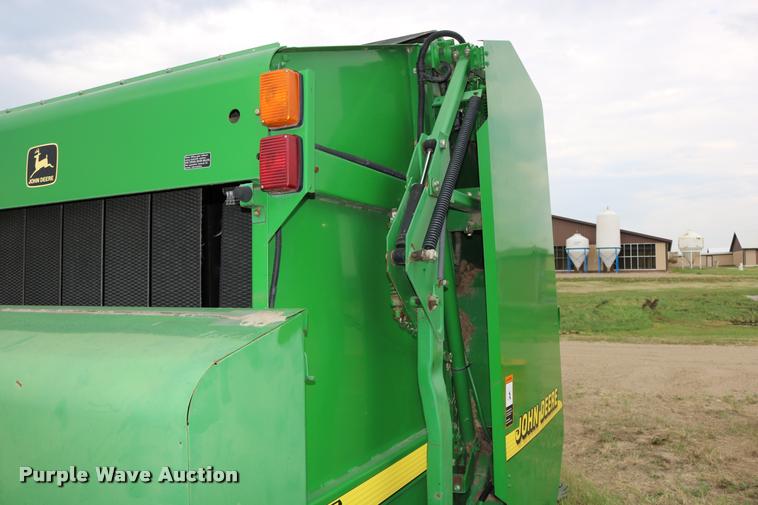 image for item DB9377 2001 John Deere 567 round baler