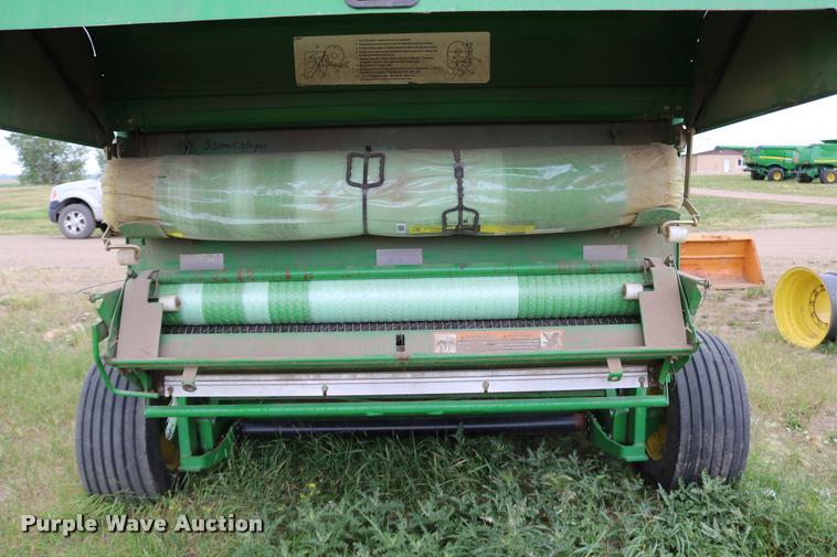 image for item DB9377 2001 John Deere 567 round baler