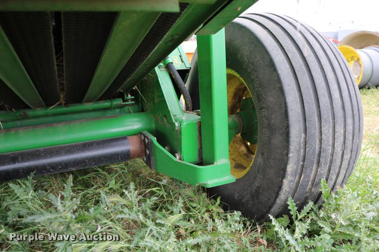 image for item DB9377 2001 John Deere 567 round baler
