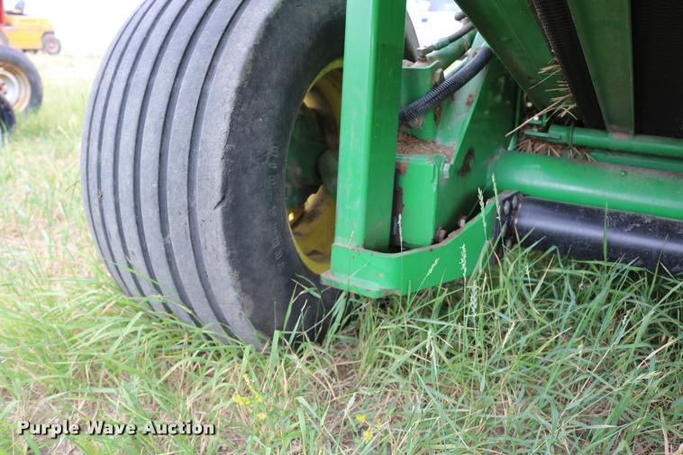 image for item DB9377 2001 John Deere 567 round baler