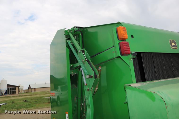 image for item DB9377 2001 John Deere 567 round baler