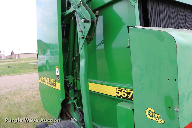 image for item DB9377 2001 John Deere 567 round baler