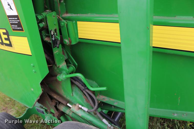 image for item DB9377 2001 John Deere 567 round baler