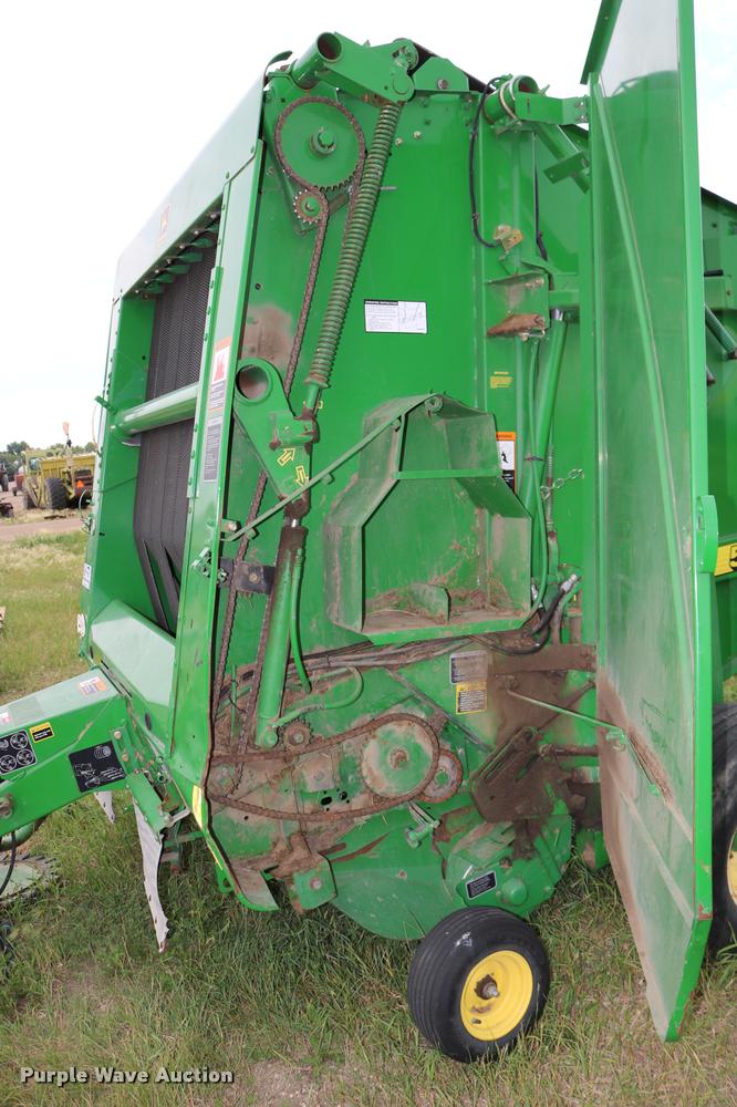 image for item DB9377 2001 John Deere 567 round baler