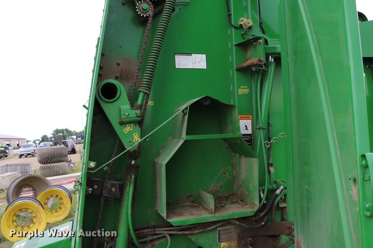 image for item DB9377 2001 John Deere 567 round baler