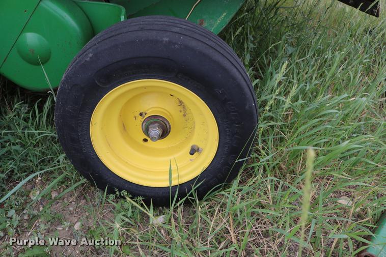 image for item DB9377 2001 John Deere 567 round baler