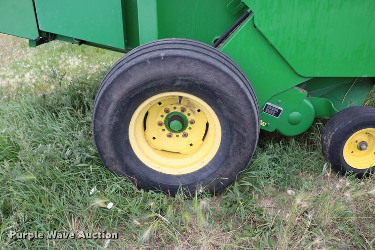 image for item DB9377 2001 John Deere 567 round baler