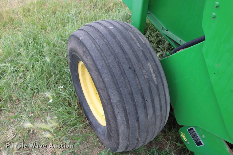 image for item DB9377 2001 John Deere 567 round baler