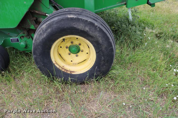 image for item DB9377 2001 John Deere 567 round baler