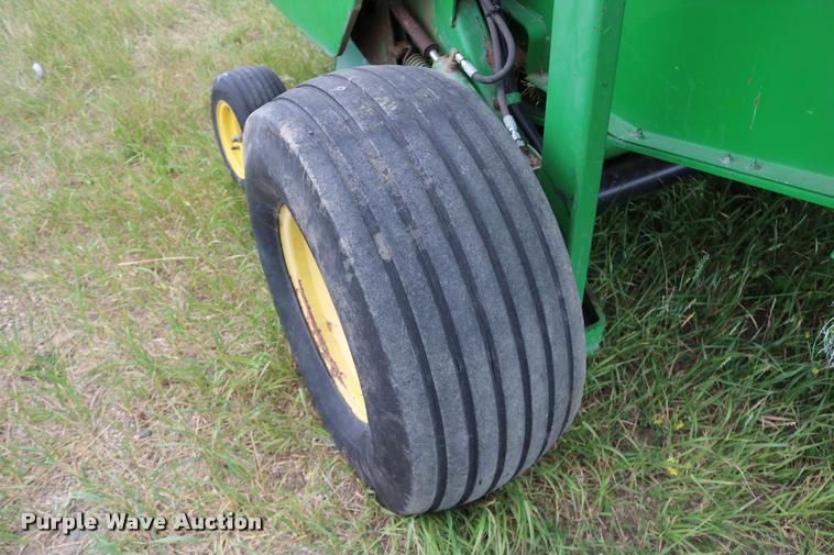 image for item DB9377 2001 John Deere 567 round baler