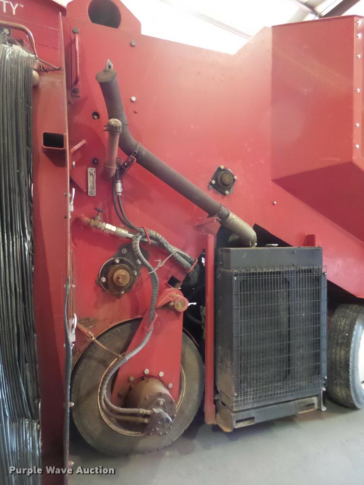 image for item DL9085 2004 Versa Bagger ID 912 silage tube bagger