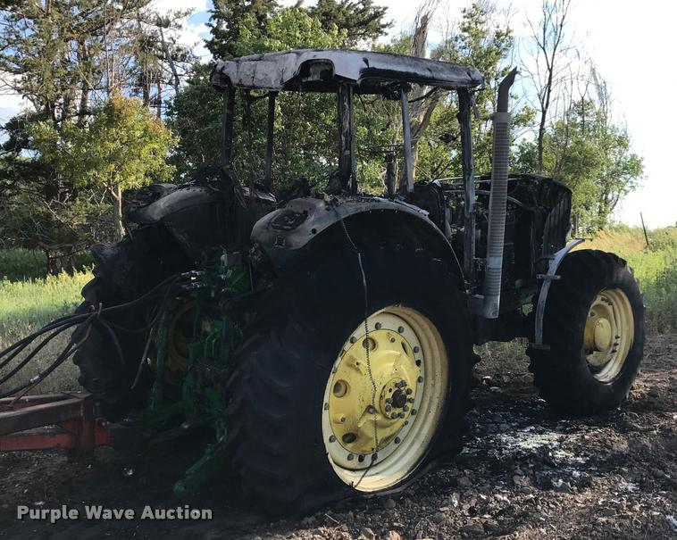 image for item G1224 2005 John Deere 7520 MFWD tractor