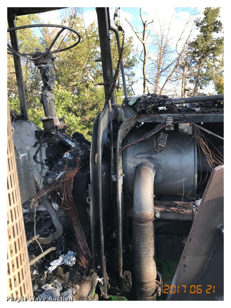 image for item G1224 2005 John Deere 7520 MFWD tractor