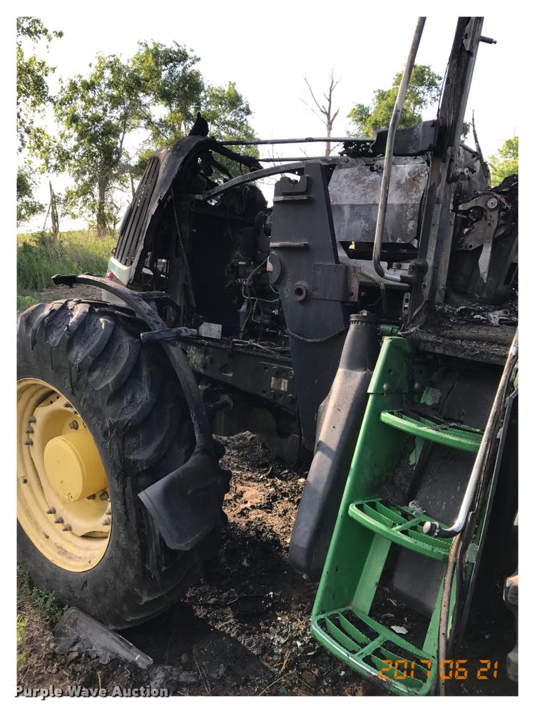 image for item G1224 2005 John Deere 7520 MFWD tractor