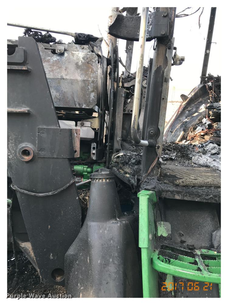 image for item G1224 2005 John Deere 7520 MFWD tractor