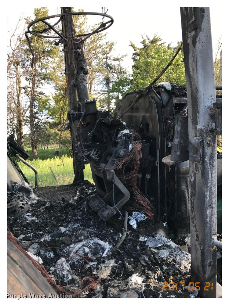 image for item G1224 2005 John Deere 7520 MFWD tractor