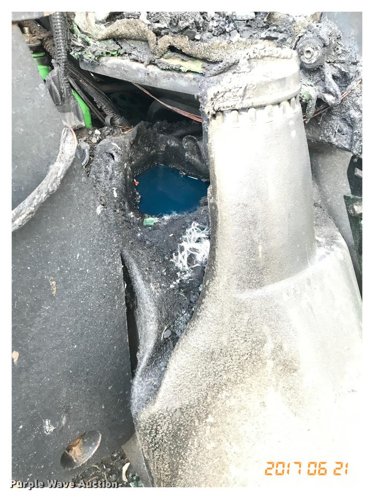 image for item G1224 2005 John Deere 7520 MFWD tractor