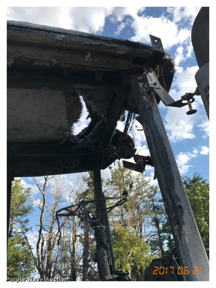 image for item G1224 2005 John Deere 7520 MFWD tractor