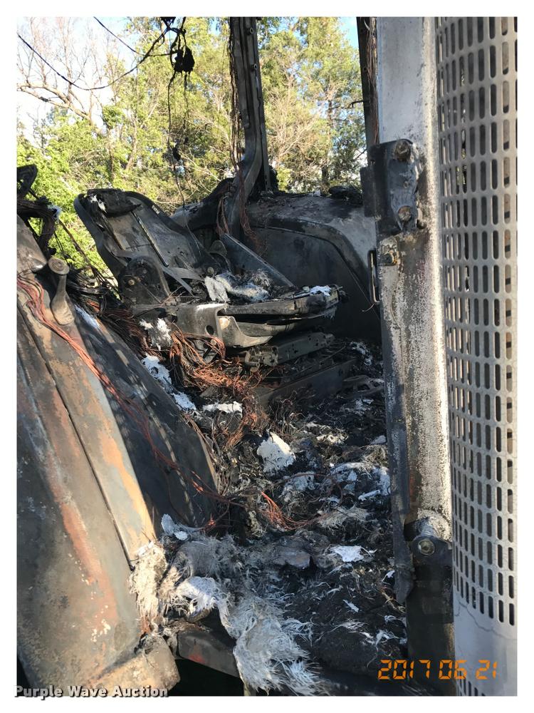 image for item G1224 2005 John Deere 7520 MFWD tractor