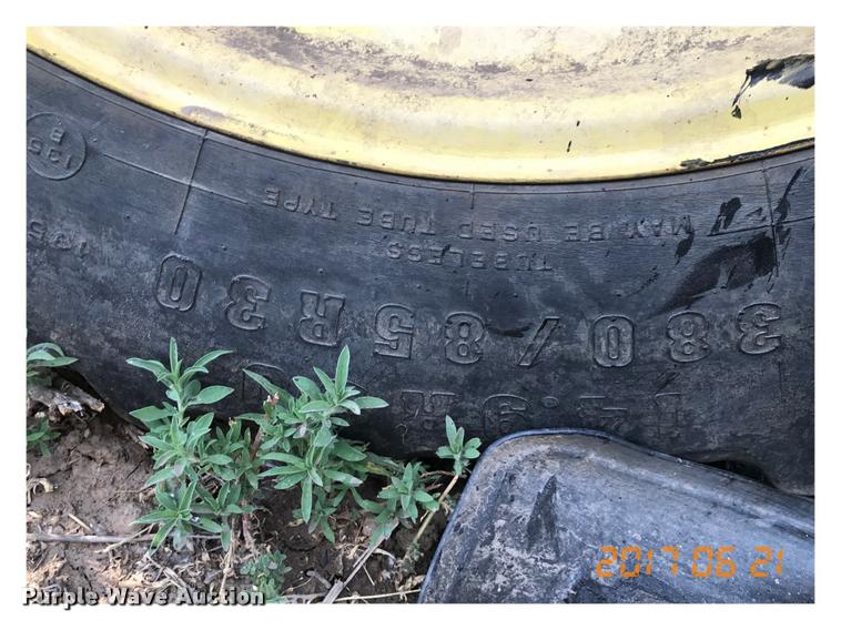 image for item G1224 2005 John Deere 7520 MFWD tractor