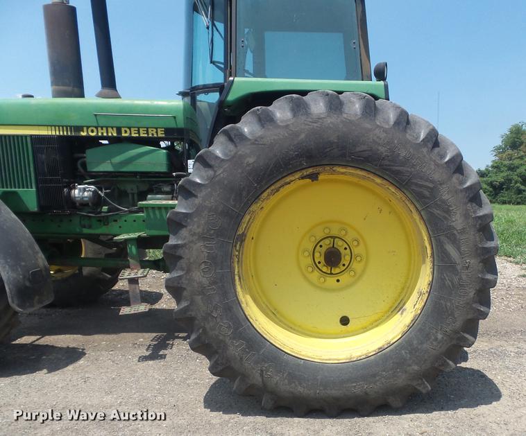 image for item K7529 1990 John Deere 4955 MFWD tractor