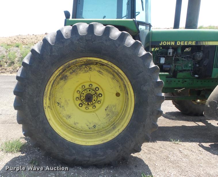 image for item K7529 1990 John Deere 4955 MFWD tractor
