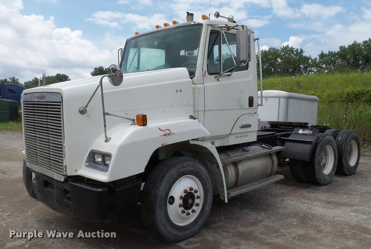 image for item BS9474 2001 Freightliner Legacy FL112 semi truck