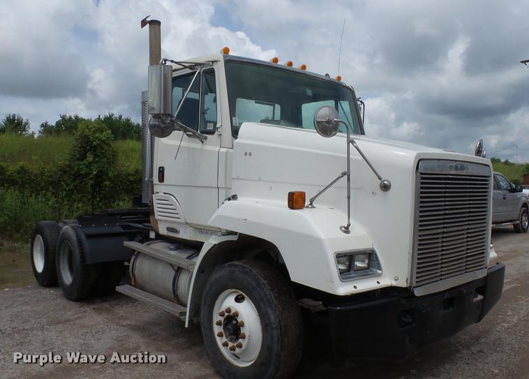 image for item BS9474 2001 Freightliner Legacy FL112 semi truck