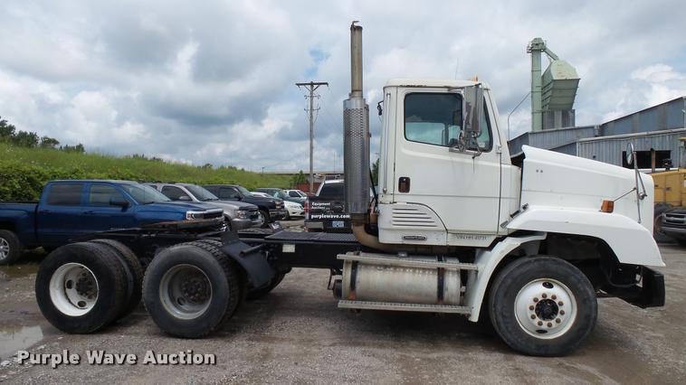 image for item BS9474 2001 Freightliner Legacy FL112 semi truck