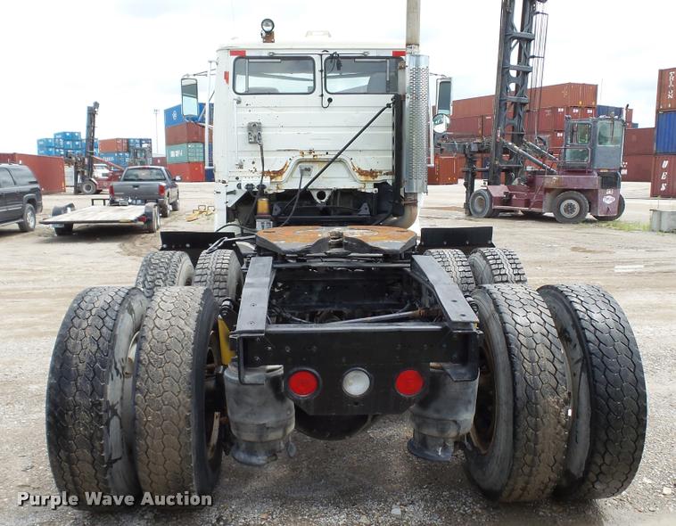 image for item BS9474 2001 Freightliner Legacy FL112 semi truck