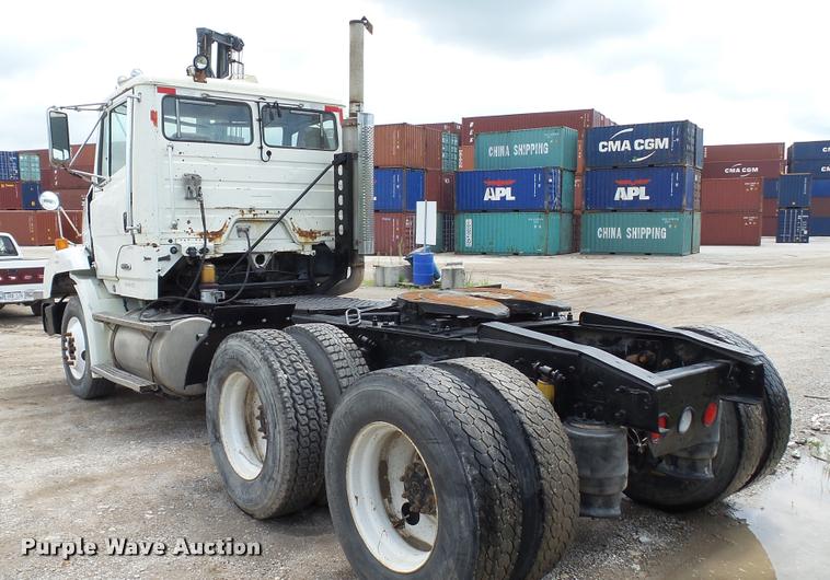 image for item BS9474 2001 Freightliner Legacy FL112 semi truck