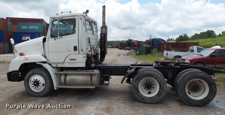 image for item BS9474 2001 Freightliner Legacy FL112 semi truck