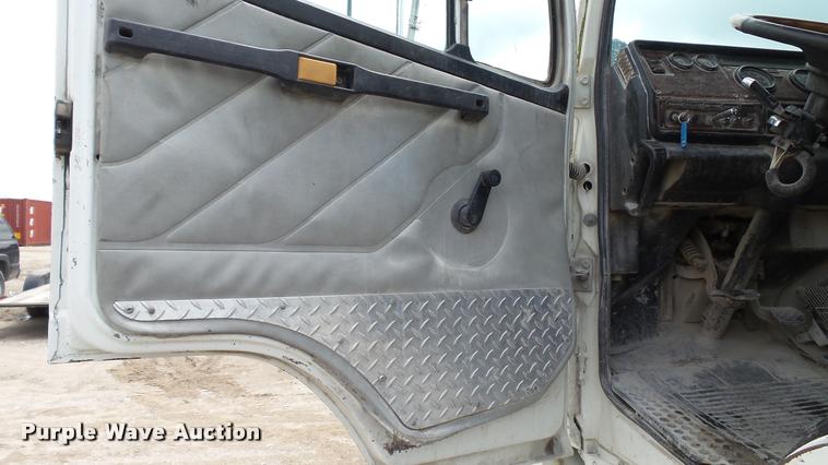 image for item BS9474 2001 Freightliner Legacy FL112 semi truck