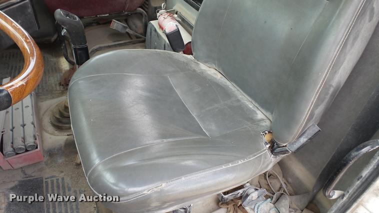 image for item BS9474 2001 Freightliner Legacy FL112 semi truck