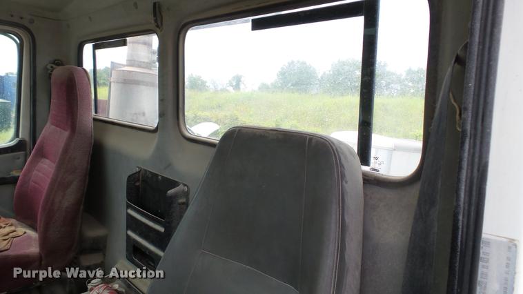 image for item BS9474 2001 Freightliner Legacy FL112 semi truck