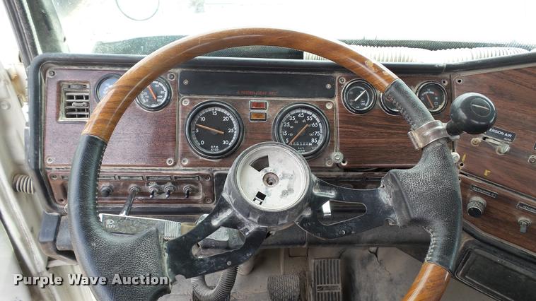 image for item BS9474 2001 Freightliner Legacy FL112 semi truck