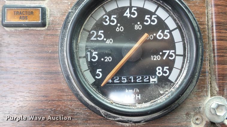 image for item BS9474 2001 Freightliner Legacy FL112 semi truck