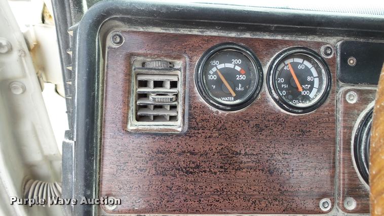 image for item BS9474 2001 Freightliner Legacy FL112 semi truck