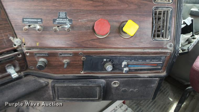 image for item BS9474 2001 Freightliner Legacy FL112 semi truck