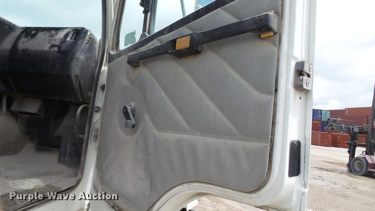 image for item BS9474 2001 Freightliner Legacy FL112 semi truck