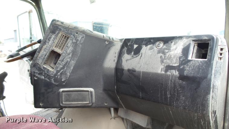 image for item BS9474 2001 Freightliner Legacy FL112 semi truck