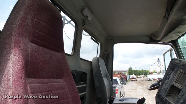 image for item BS9474 2001 Freightliner Legacy FL112 semi truck